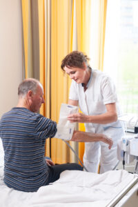 Verpleegkundige verzorgt mannelijke patient