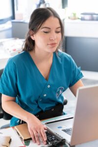 Vrouw op computer