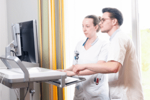 Twee verpleegkundigen bekijken computerscherm