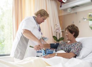 Bloeddruk controle door verpleegkundige